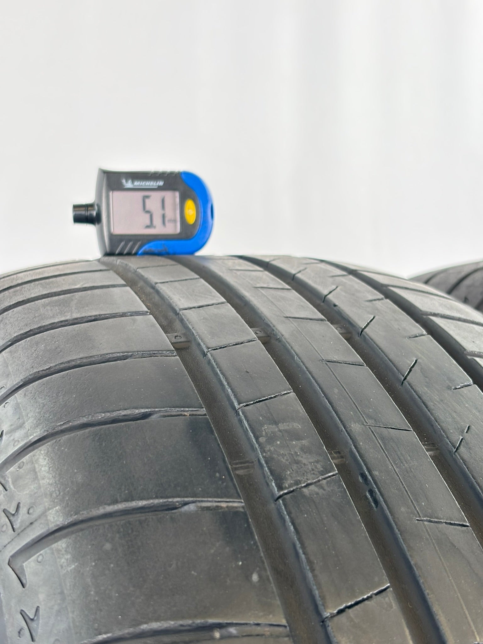 235/50 R19 99V Bridgestone Alenza AO
