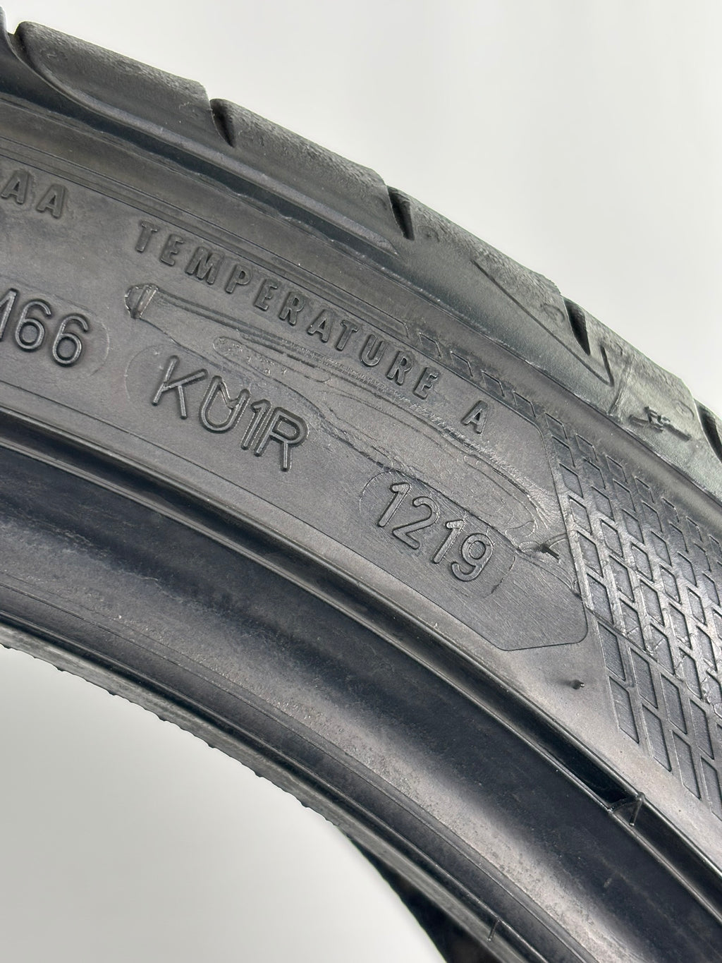 245/40 R19 98Y XL Good Year  Eagle F1