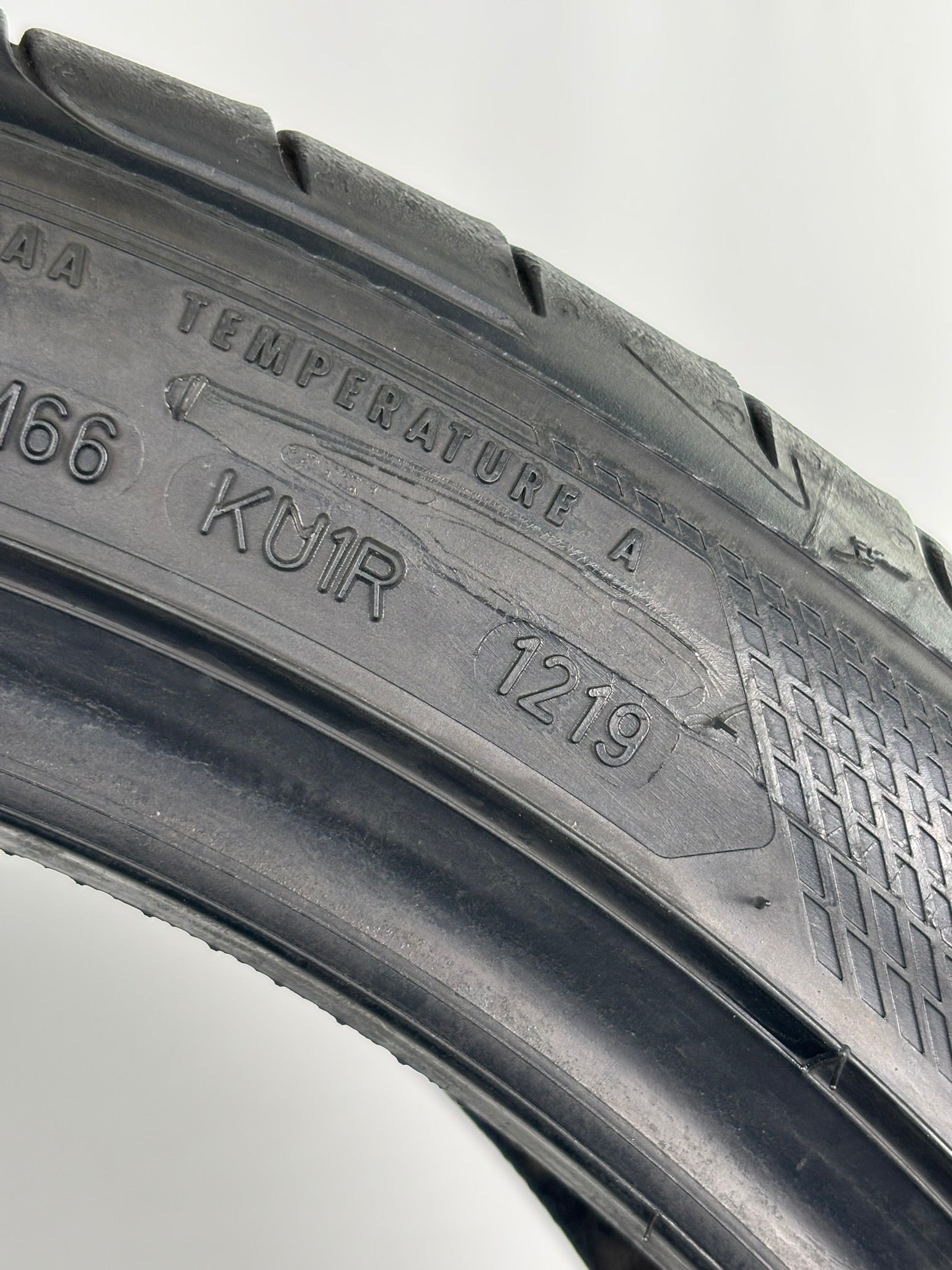 245/40 R19 98Y XL Good Year  Eagle F1