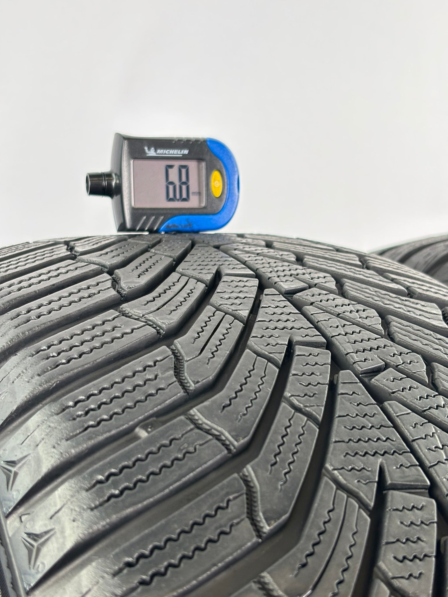 235/50 R17 100V Kumho WinterCraft M+S