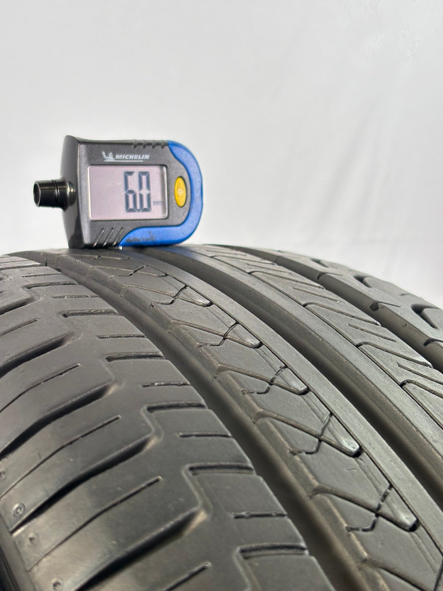 215/55 R16 93V Gt Radial Champiro Fe1