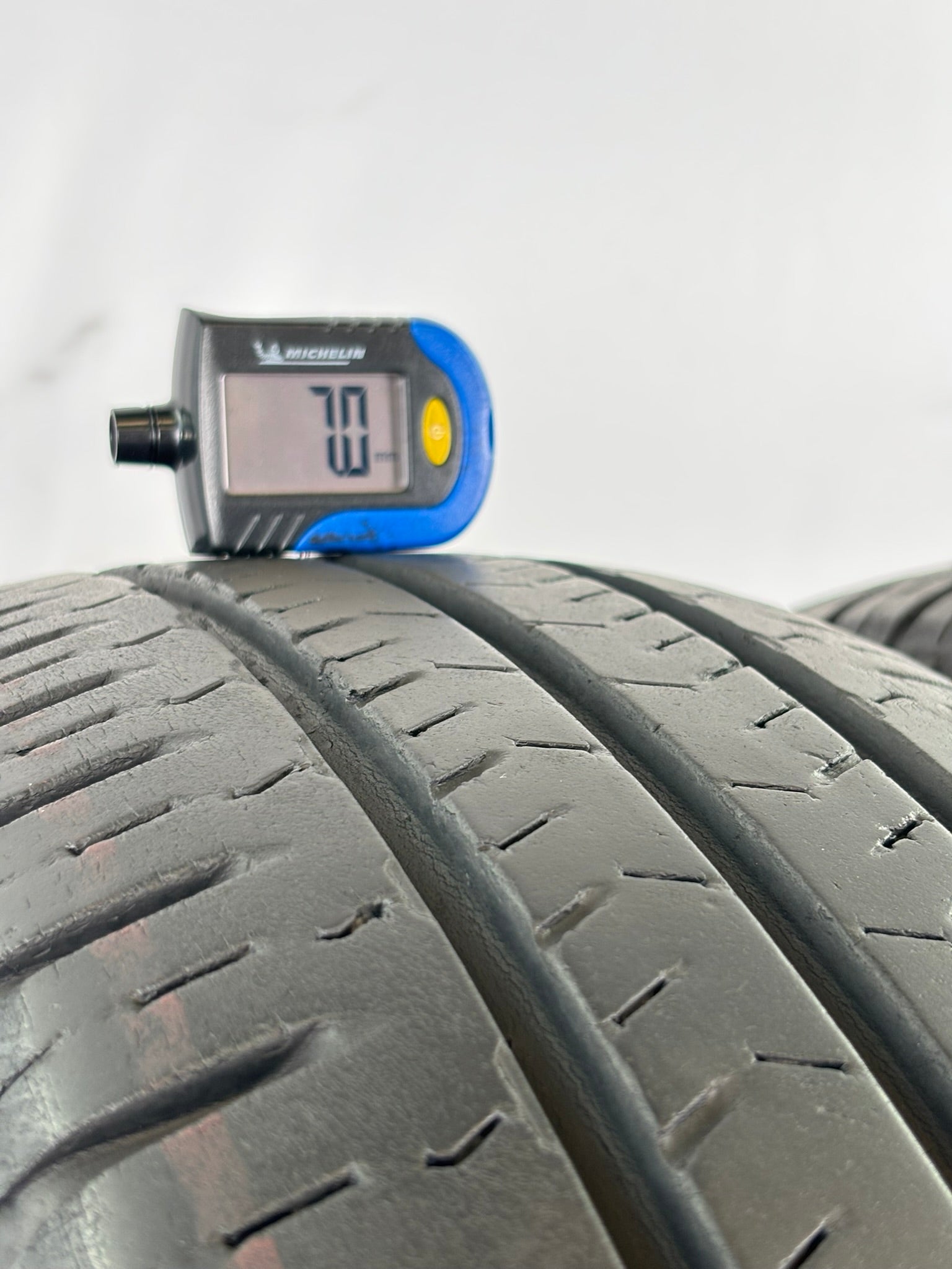 215/70 R15C 107/109S Nexen Roadian Ct8