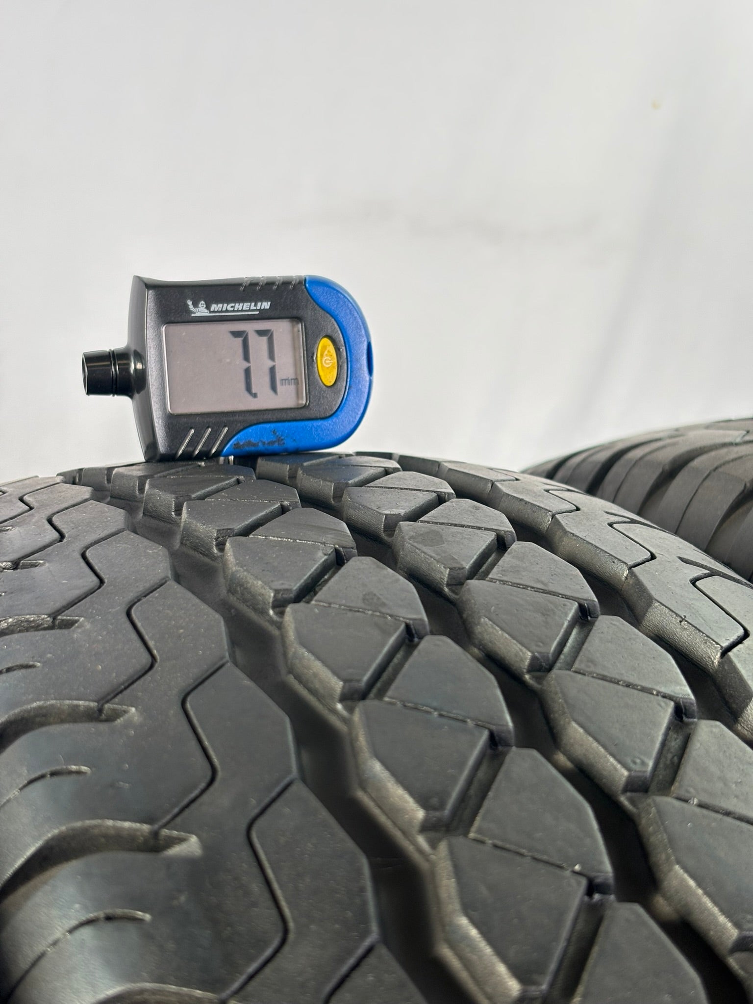 195/70 R15C 104/102R Aplus A867