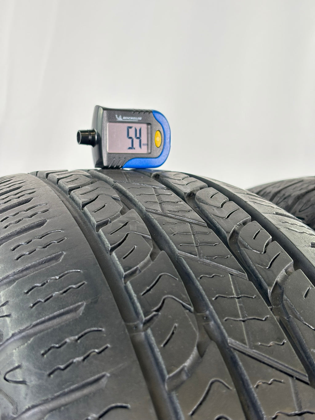 245/65 R17 111H Nexen Roadian HTX