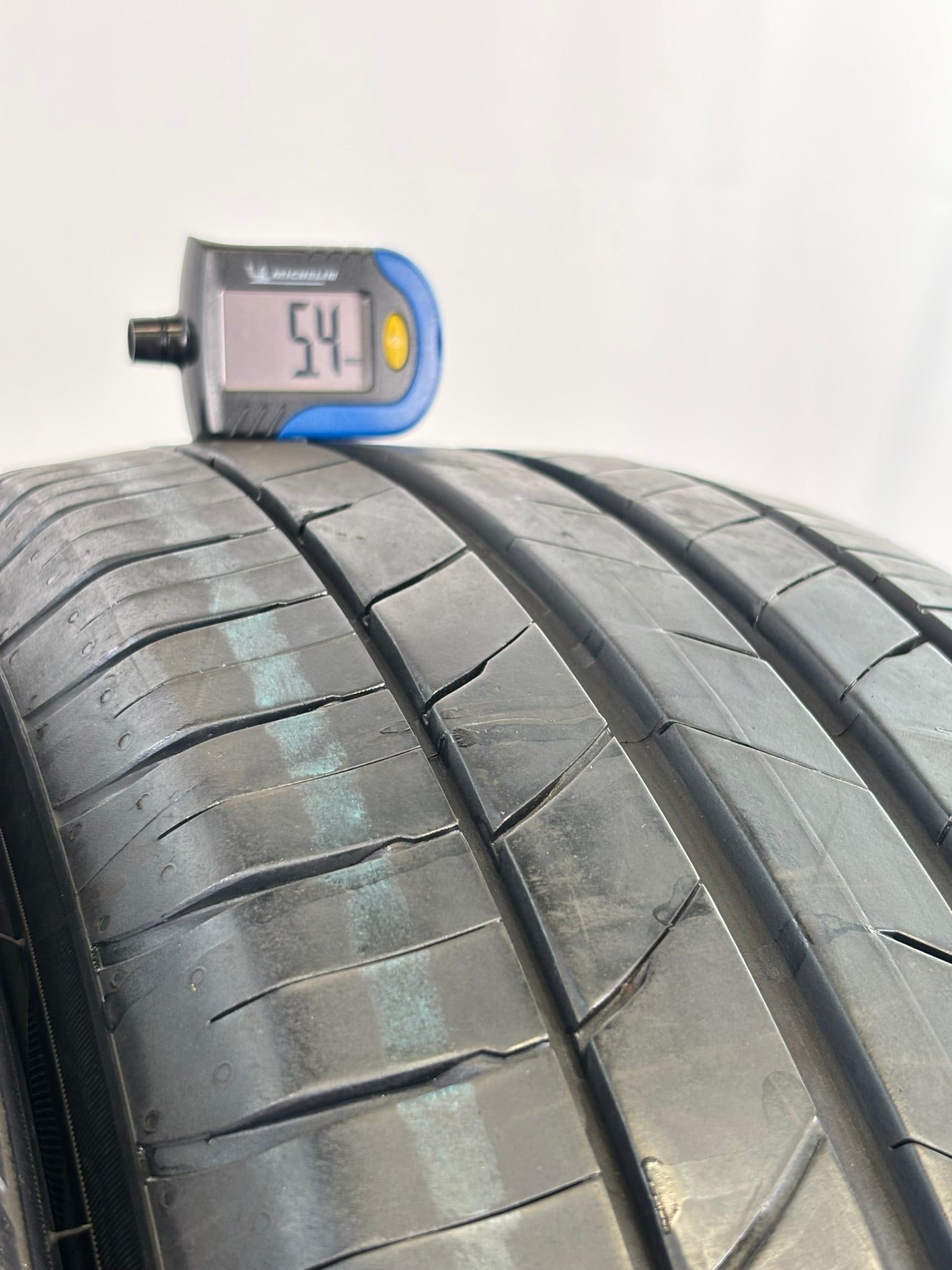 215/65 R17 99V Kumho Ecsta Hs52