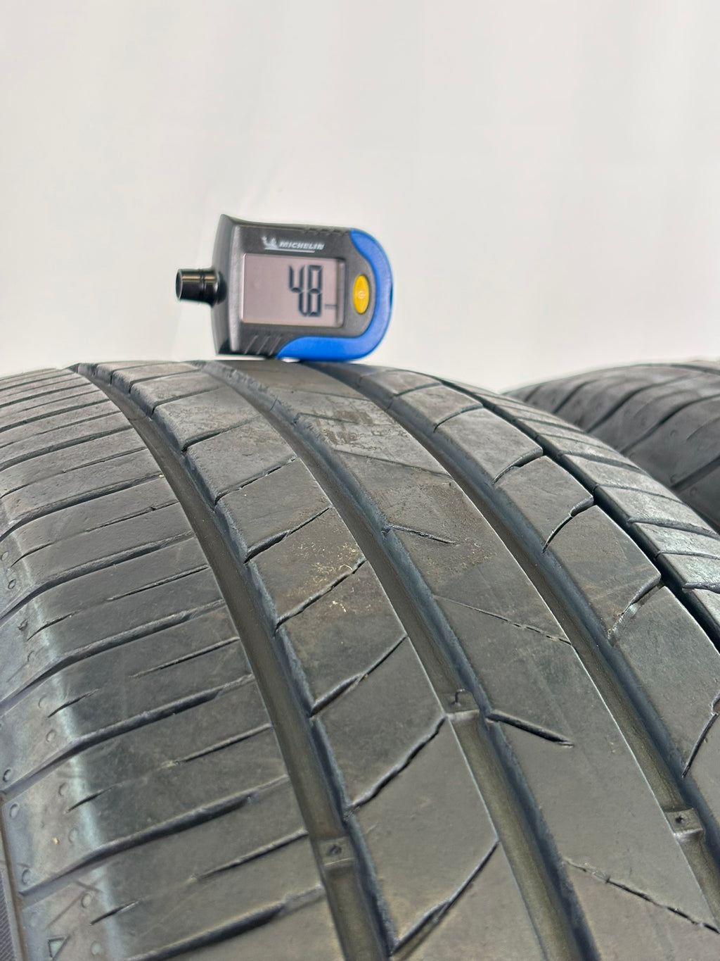 215/65 R17 99V Kumho Ecsta Hs52