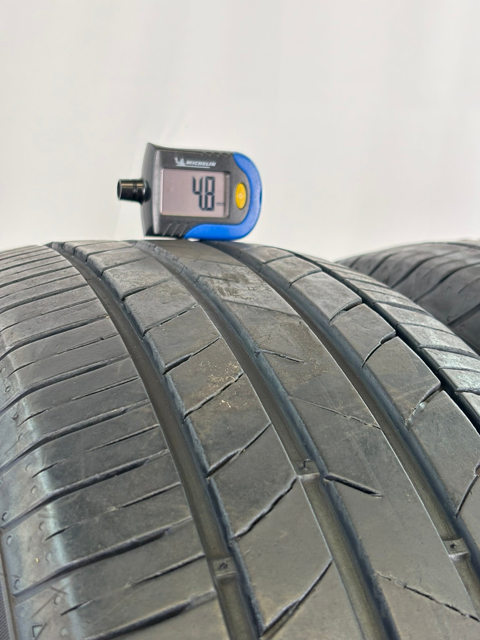 215/65 R17 99V Kumho Ecsta Hs52