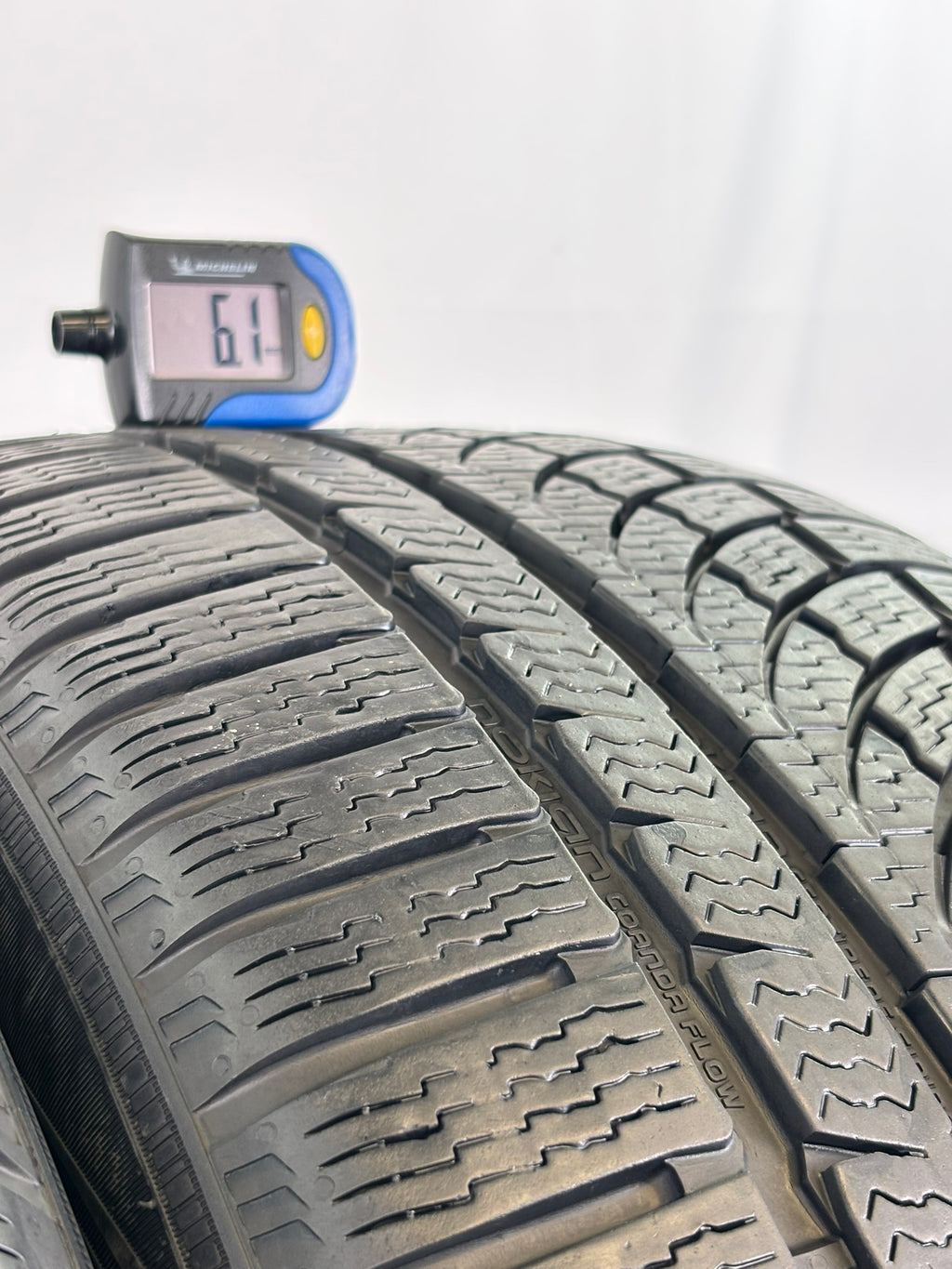 245/40 R17 95H XL Nokian Wr r4 M+S