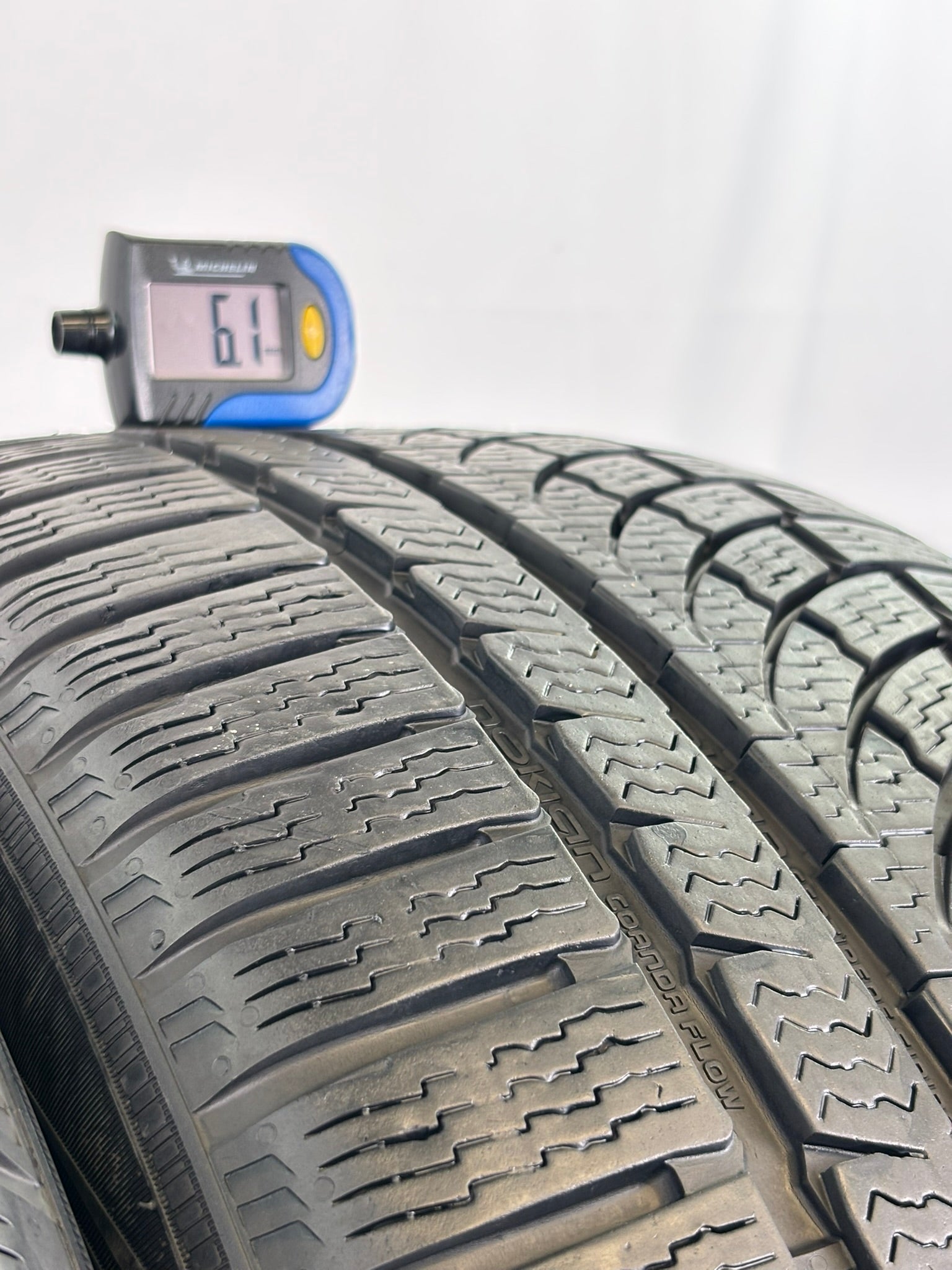 245/40 R17 95H XL Nokian Wr r4 M+S
