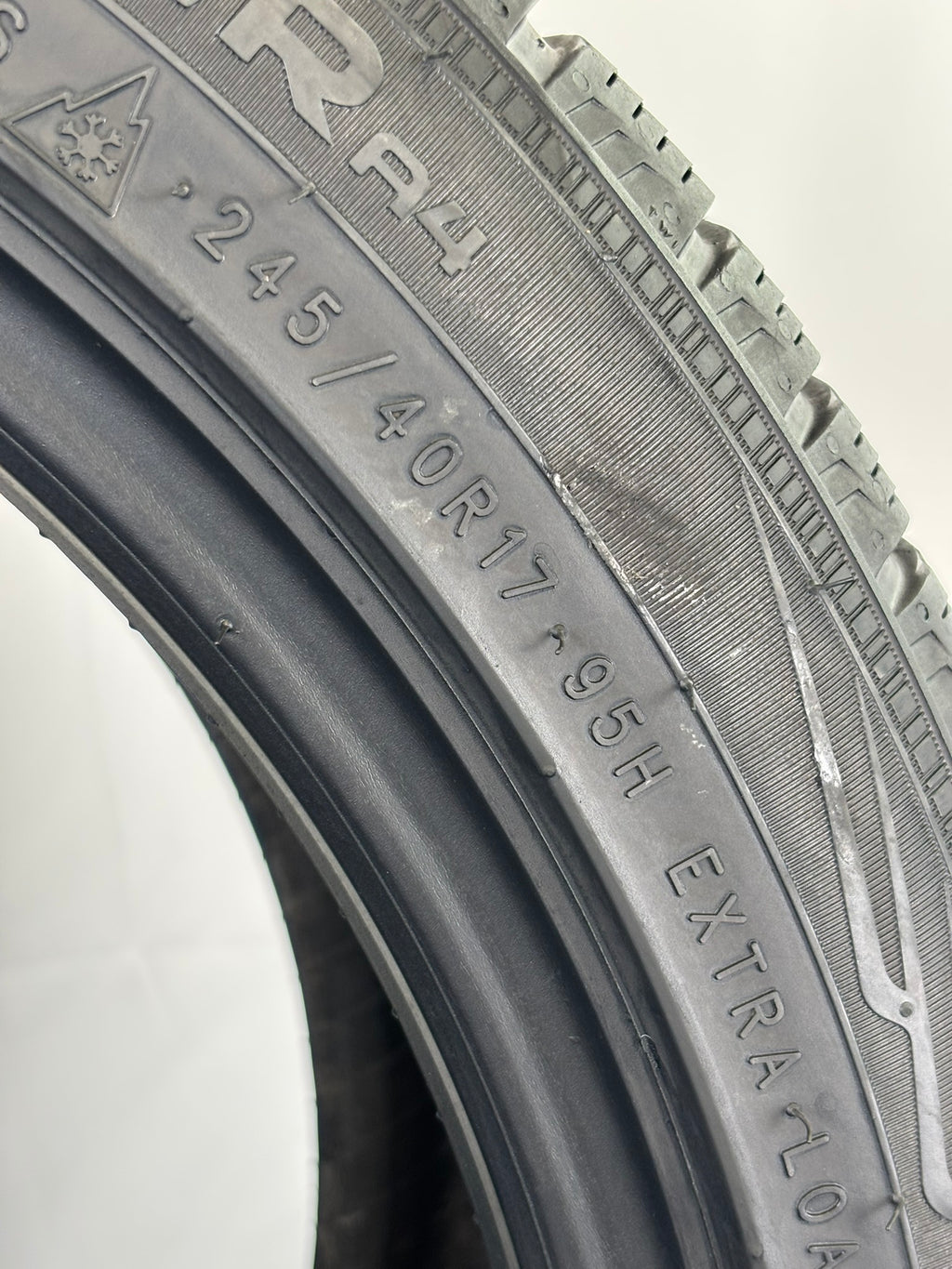 245/40 R17 95H XL Nokian Wr r4 M+S