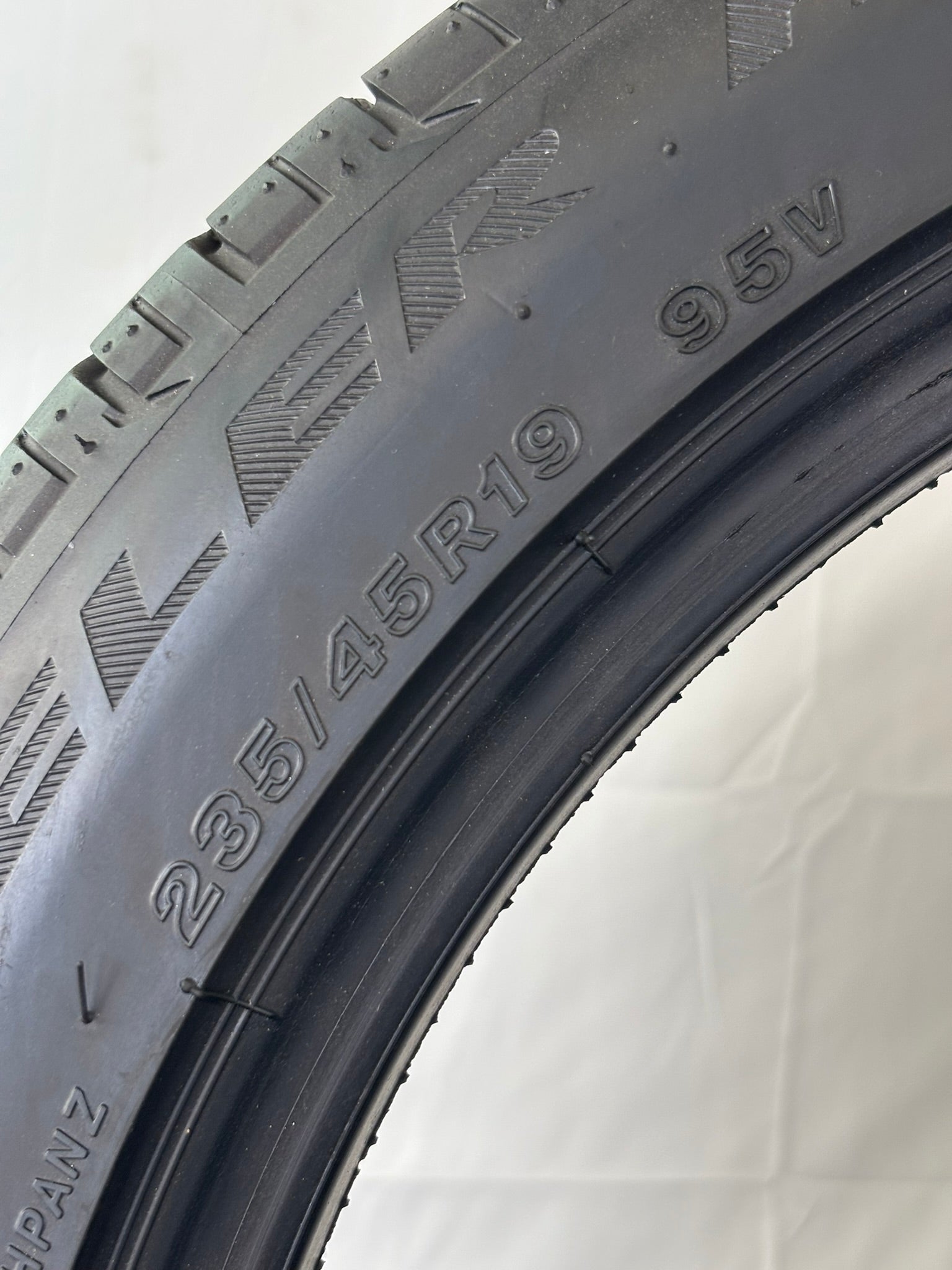 235/45 R19 95V Bridgestone Dueler H/P Sport RFT MO