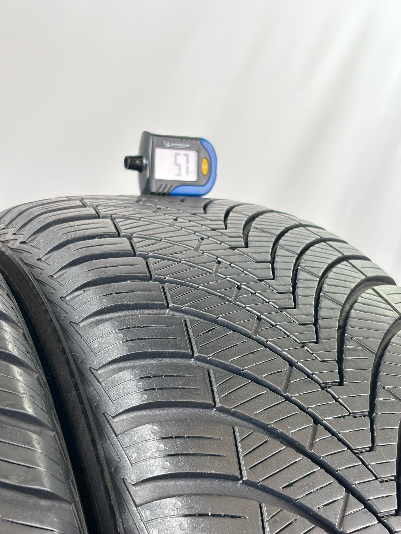 235 55 R17 103V Kumho 4Stagioni M+S