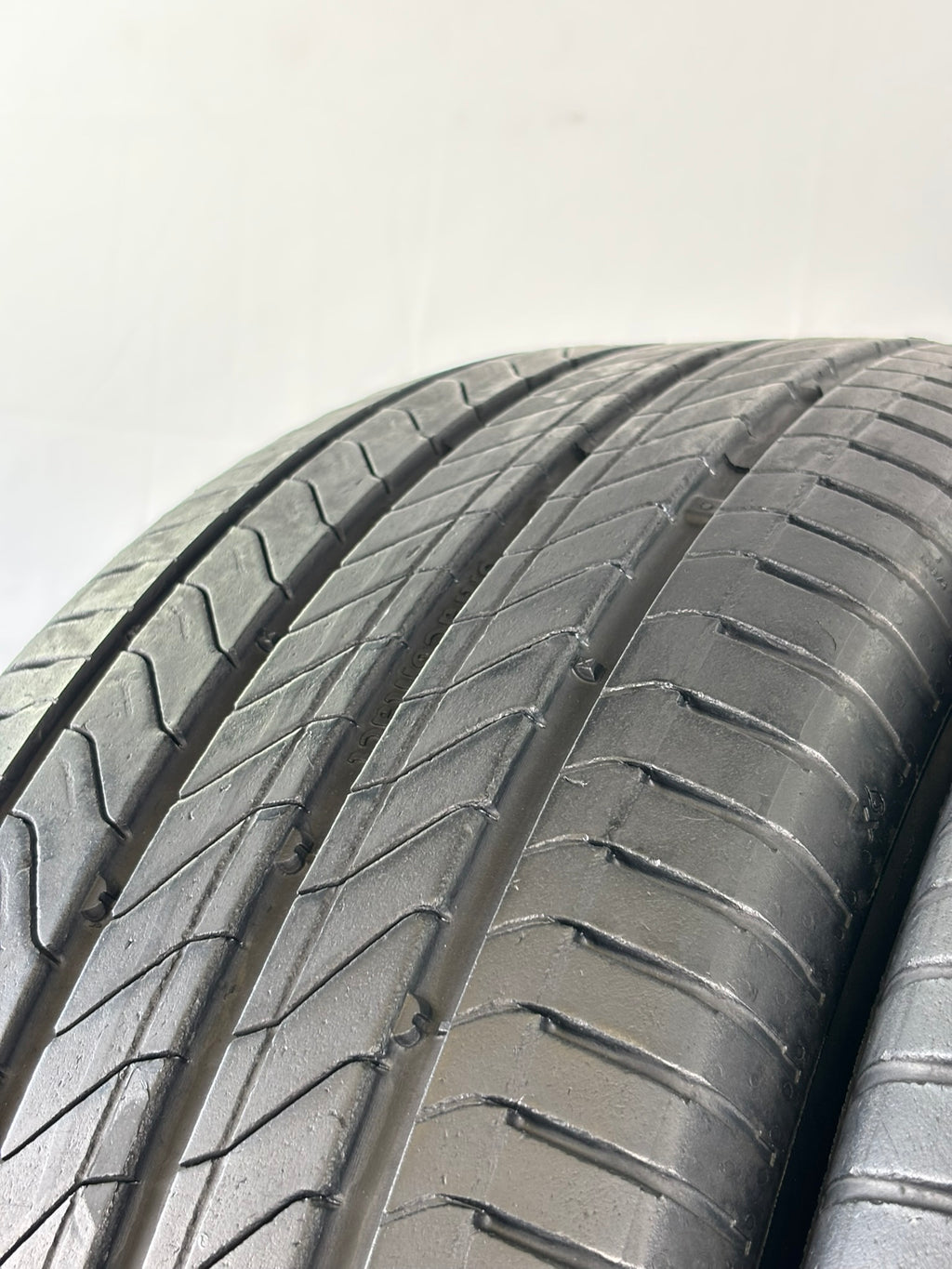 225 60 R18 100V Continental Ultra Contact