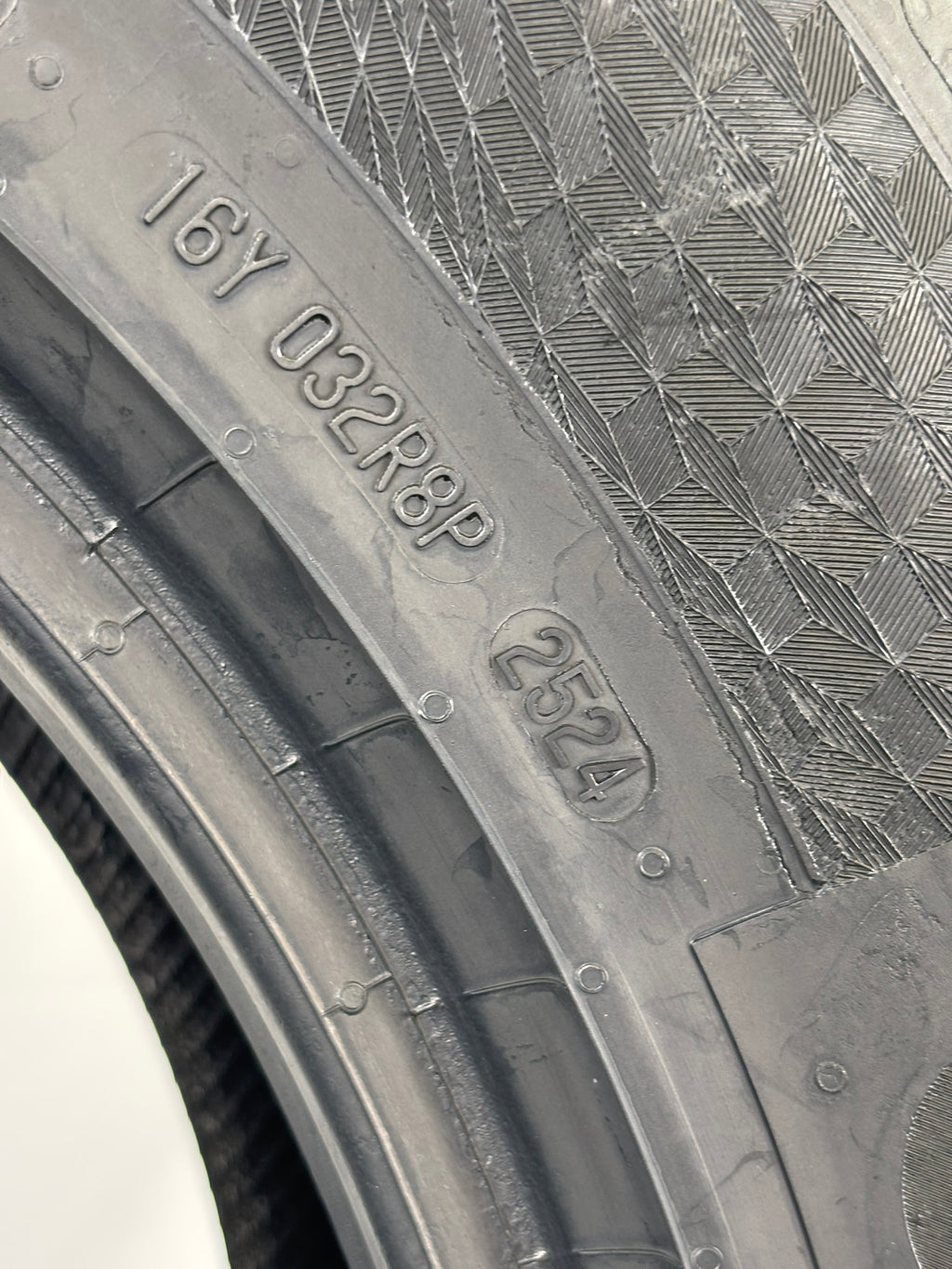 225 60 R18 100V Continental Ultra Contact