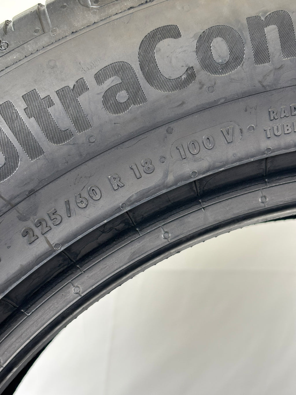 225 60 R18 100V Continental Ultra Contact
