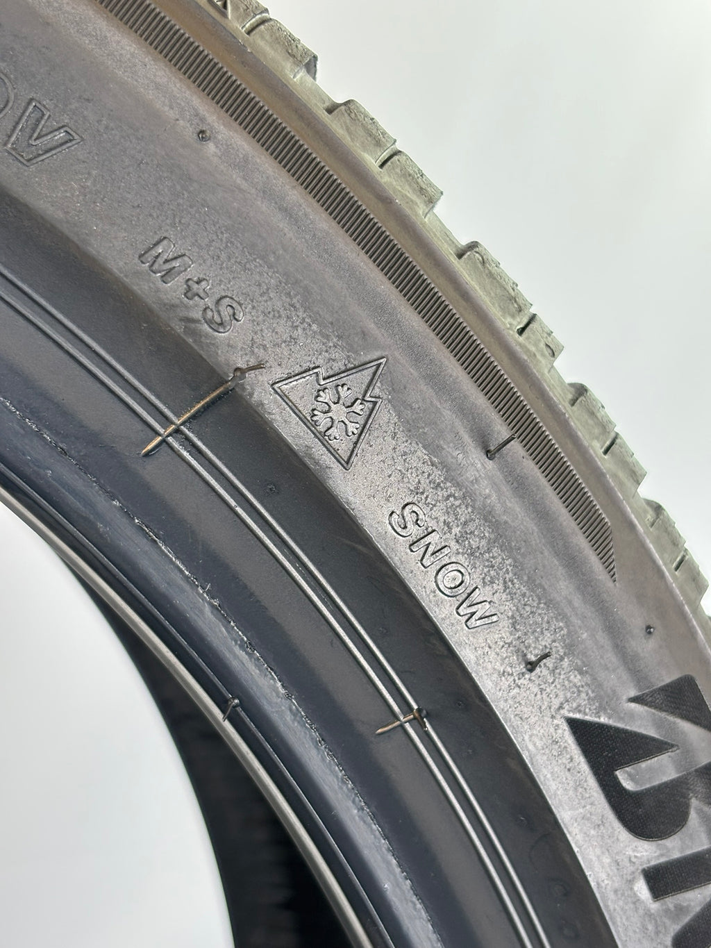 Pneumatici usati 245 40 r21 100v Gomme Invernali 2 PZ Bridgestone Batt 5,5mm Dot23