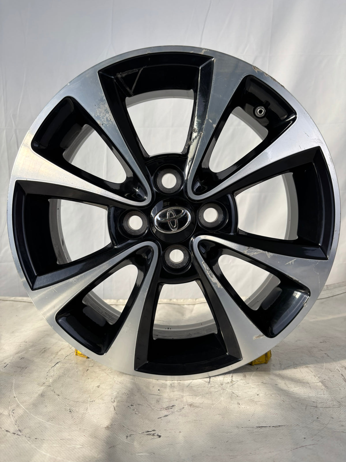 N4 Cerchi originali Toyota Yaris da 15" nero diamantato leggermente grafficato