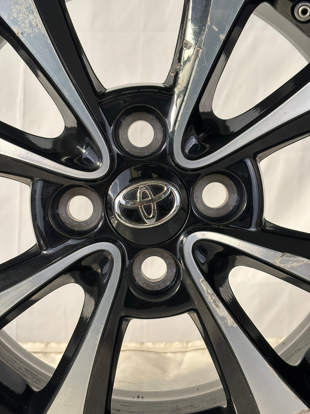 N4 Cerchi originali Toyota Yaris da 15" nero diamantato leggermente grafficato