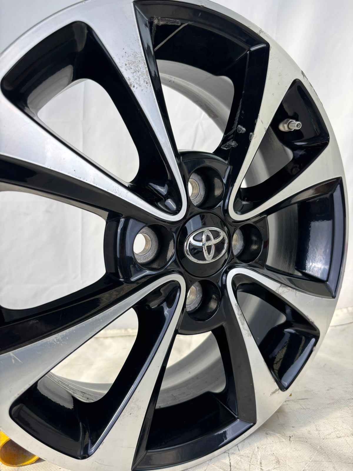N4 Cerchi originali Toyota Yaris da 15" nero diamantato leggermente grafficato