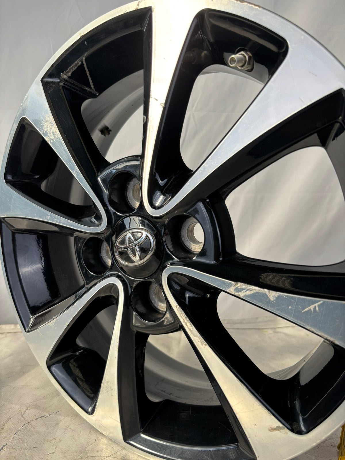 N4 Cerchi originali Toyota Yaris da 15" nero diamantato leggermente grafficato