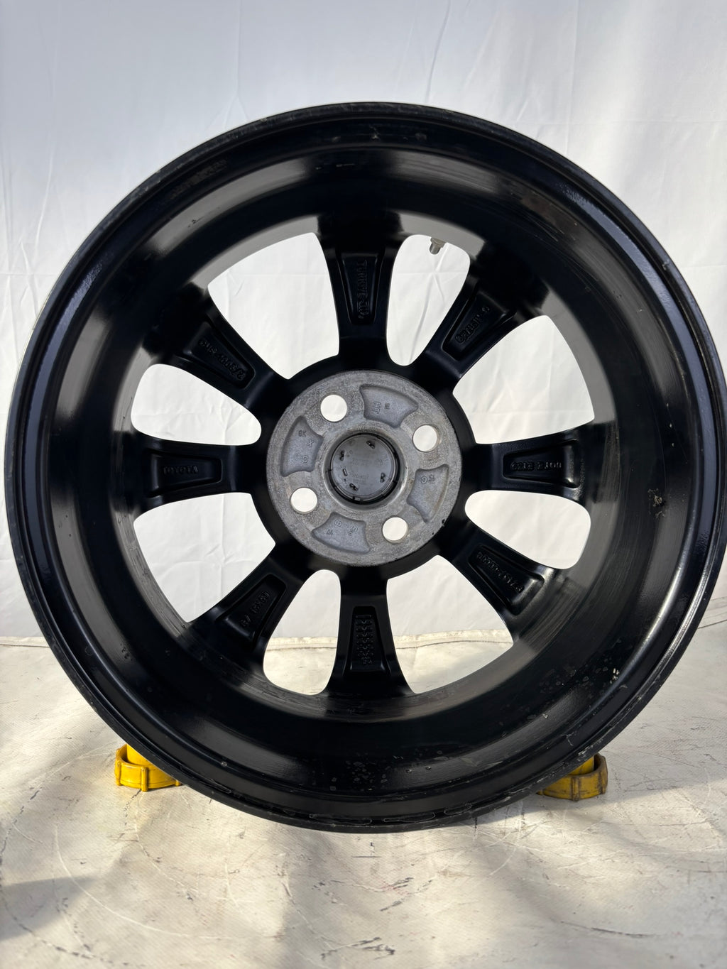 N4 Cerchi originali Toyota Yaris da 15" nero diamantato leggermente grafficato