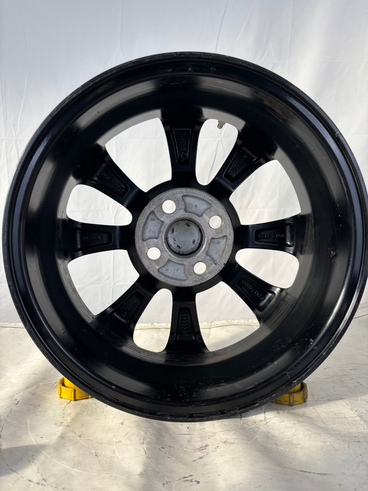 N4 Cerchi originali Toyota Yaris da 15" nero diamantato leggermente grafficato