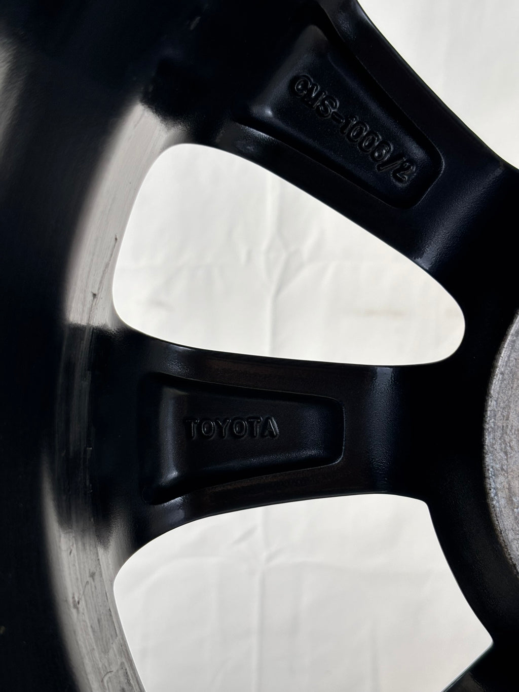 N4 Cerchi originali Toyota Yaris da 15" nero diamantato leggermente grafficato