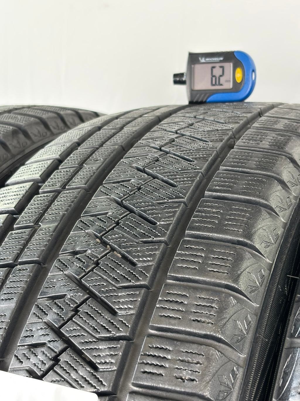 Pneumatici usati 225 45 r19 96V Gomme Invernale 4 PZ Triangle Batt 6,7mm Dot 20